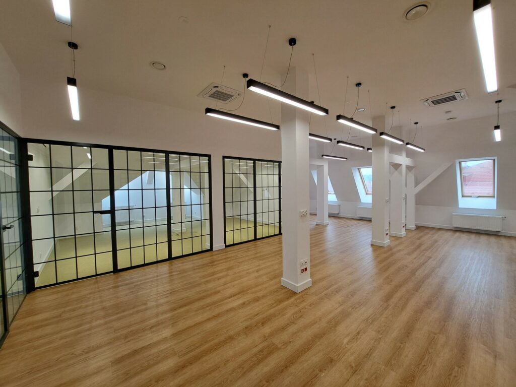Część biurowa, otwarta przestrzeń biurowa, biuro, projektant, architekt, administracja, radca prawny, notariusz, poddasze