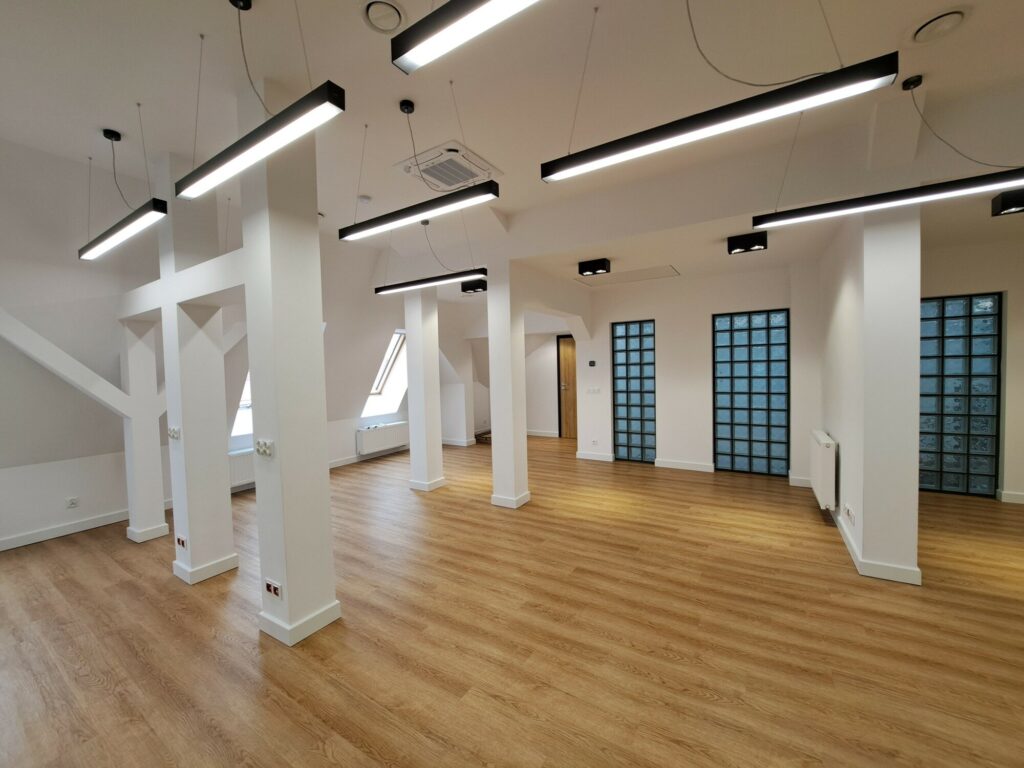Część biurowa, otwarta przestrzeń biurowa, biuro, projektant, architekt, administracja, radca prawny, notariusz, poddasze