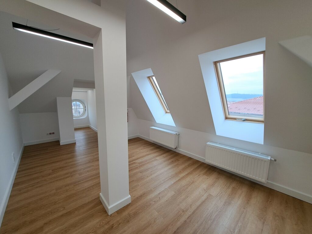 Część biurowa, otwarta przestrzeń biurowa, biuro, projektant, architekt, administracja, radca prawny, notariusz, poddasze