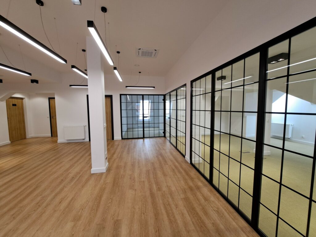 Część biurowa, otwarta przestrzeń biurowa, biuro, projektant, architekt, administracja, radca prawny, notariusz, poddasze