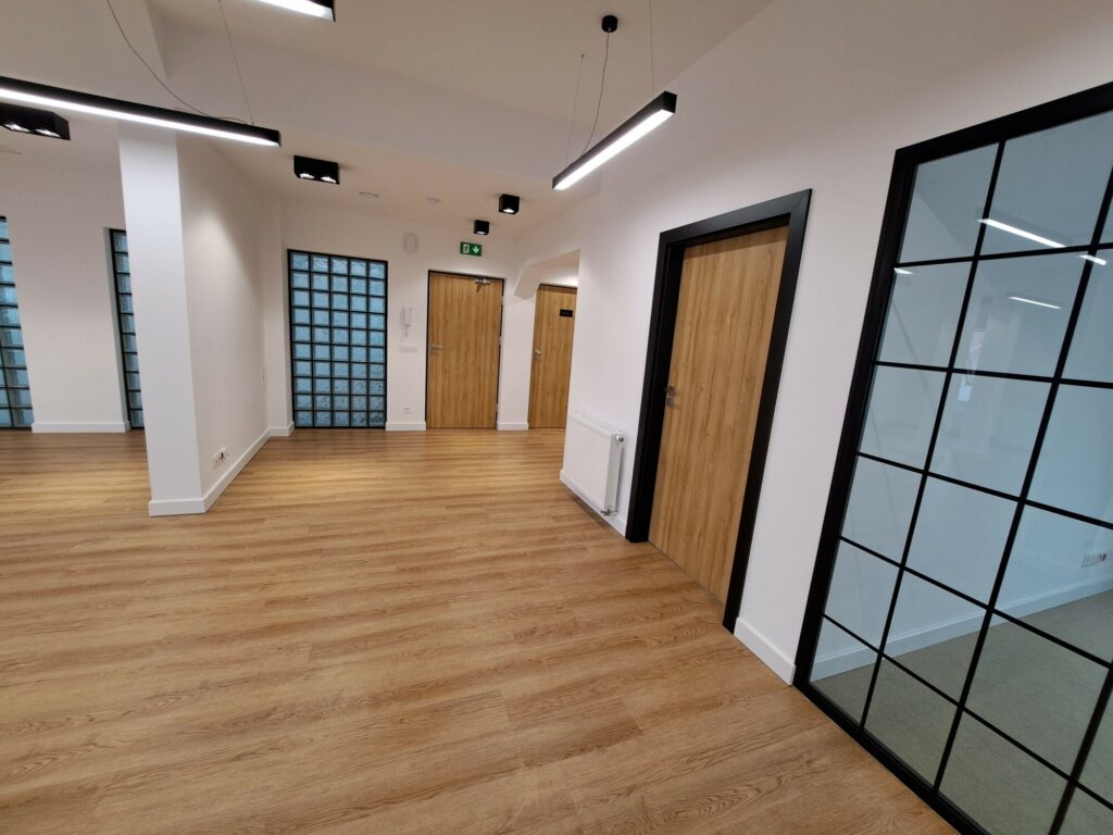 Część biurowa, otwarta przestrzeń biurowa, biuro, projektant, architekt, administracja, radca prawny, notariusz, poddasze