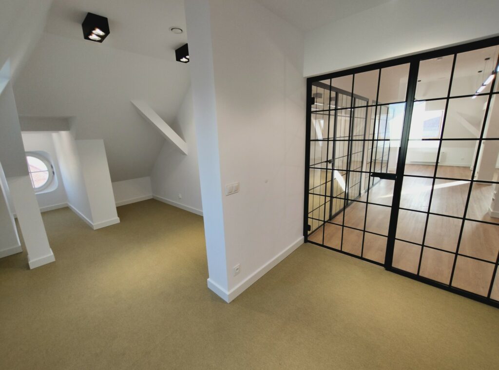 Część biurowa, kierownik, dyrektor, prezes, biuro, projektant, architekt, administracja, radca prawny, notariusz, poddasze