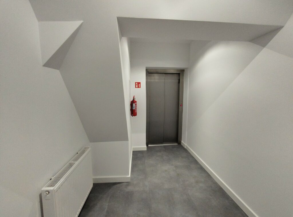 Część biurowa, korytarz i wejście do windy, poddasze