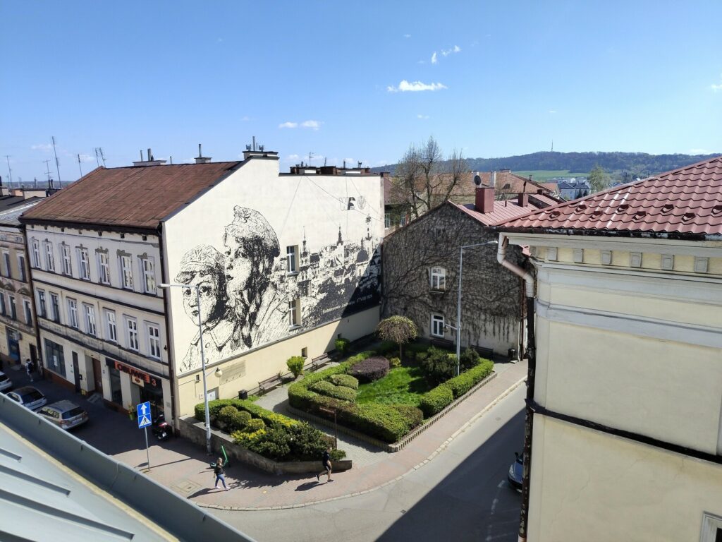 Widok na Tarnów z okna kamienicy