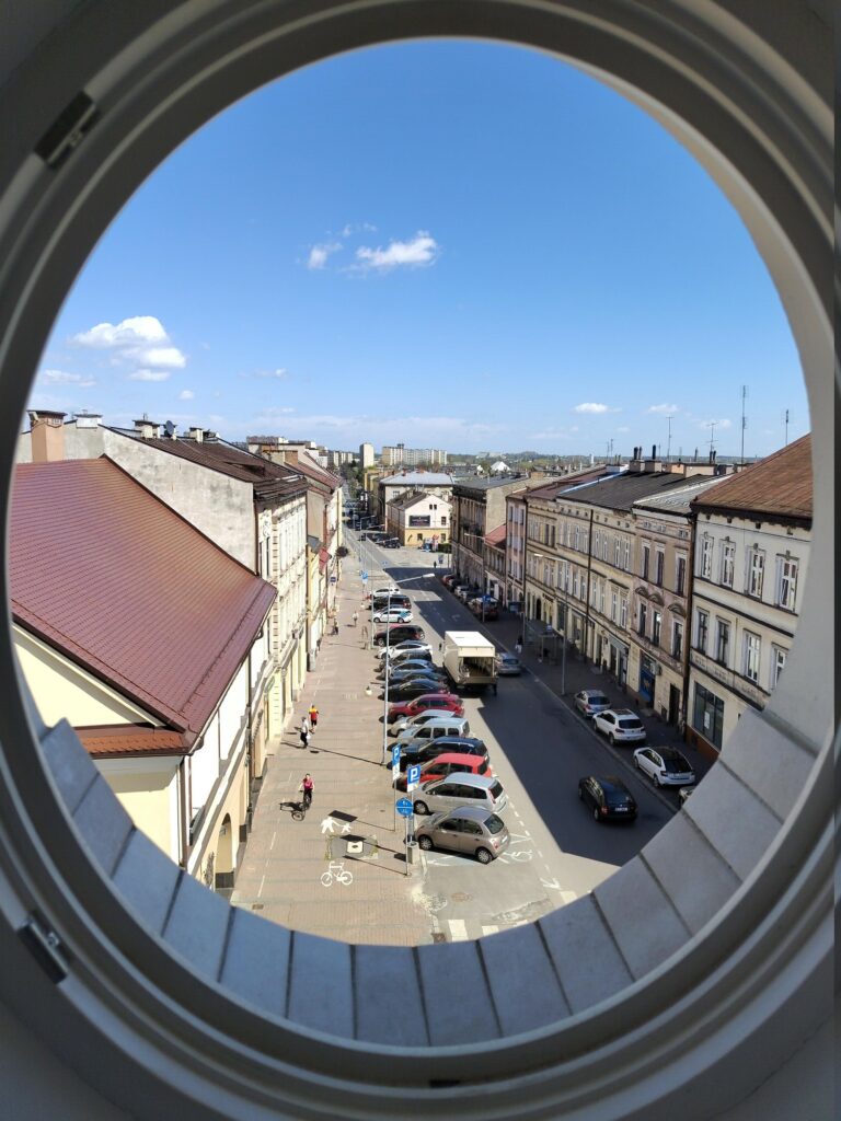 Widok na Tarnów z okna kamienicy