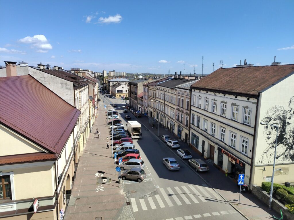 Widok na Tarnów z okna kamienicy