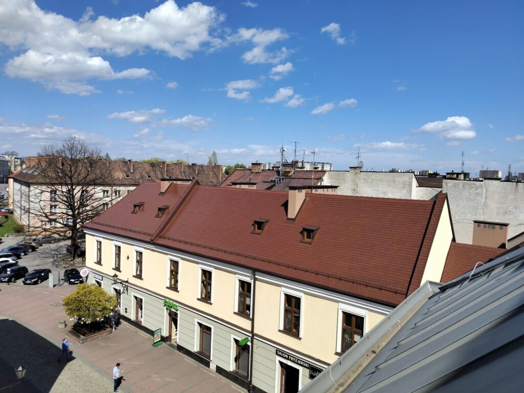 Widok na Tarnów z okna kamienicy